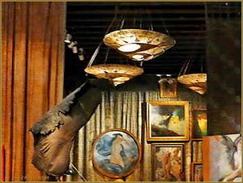 Lampes de soie et tableaux Mariano Fortuny