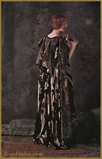 Mariano Fortuny Burnou Arabe en velours de soie frappé d'or. Autochrome Lumière 1910