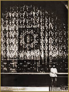 Mariano Fortuny in front of the stage curtain of the Comtesse du Béarn theatre in Paris in 1906