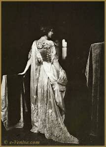 Dress “Delphos” Mariano Fortuny, pleated and billowy, draped in a silk voile shawl