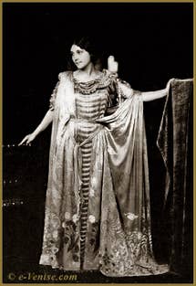 La robe “Delphos” plissée ondulée, drapée avec un voile de soie imprimée