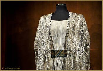 Kleid Mariano Fortuny “Delphos” mit Seidenüberwurf, der mit Fibeln aus Muranoglas verziert ist