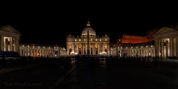 La place Saint-Pierre de Rome en Italie vue de nuit