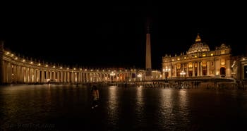 La place Saint-Pierre de Rome vue de nuit