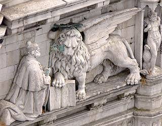 Le doge Andrea Gritti à genoux devant le lion de Saint-Marc - Palais des Doges, façade sur la Piazzetta