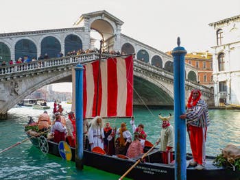 Des Gaulois devant le Pont du Rialto à Venise pendant le Carnaval