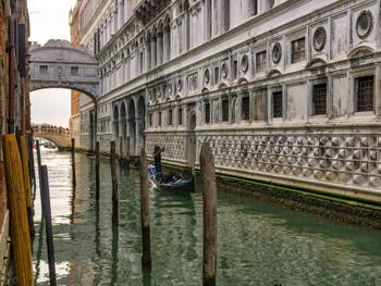 Le Rio de Palazzo et le Palais des Doges avec le pont des Soupirs à Venise