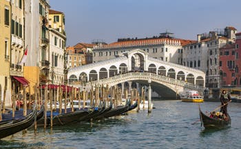 Gondole sur le Grand Canal de Venise devant le pont du Rialto