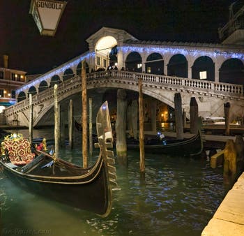 Le pont du Rialto sur le Grand Canal à Venise