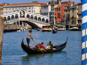 Gondole sur le Grand Canal de Venise, devant le pont du Rialto