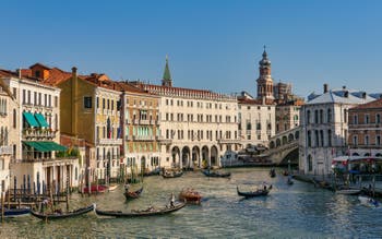 Le ballet des gondoles devant le pont du Rialto sur le Grand Canal de Venise
