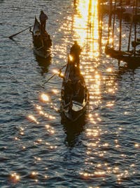 Gondoles au soleil couchant devant le pont du Rialto à Venise