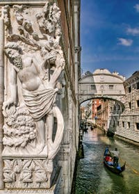 Bas-relief du Palais des Doges et le pont des Soupirs sur le Rio de Palazzo o de la Canonica à Venise