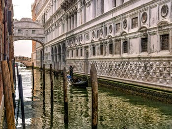 Le Rio de Palazzo et le Palais des Doges avec le pont des Soupirs à Venise