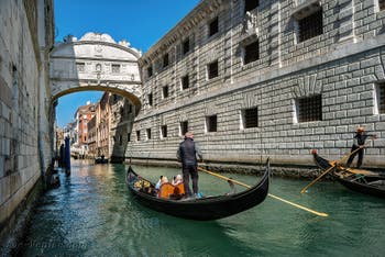Le Rio de Palazzo et le Palais des Doges avec le pont des Soupirs à Venise