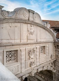 Le pont des Soupirs vu depuis le Palais des Doges à Venise