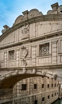 Bas-relief du Palais des Doges et le pont des Soupirs sur le Rio de Palazzo o de la Canonica à Venise