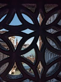 La vue sur San Giorgio Maggiore depuis le pont des Soupirs à Venise