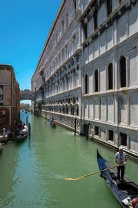 Le pont des Soupirs entre le Palais des Doges et les prisons à Venise