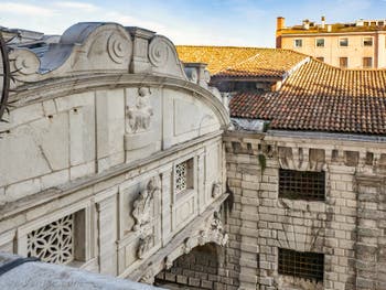 Le pont des Soupirs vu depuis le Palais des Doges à Venise