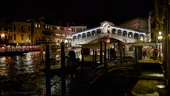 Die Rialtobrücke bei Nacht über den Canal Grande von Venedig