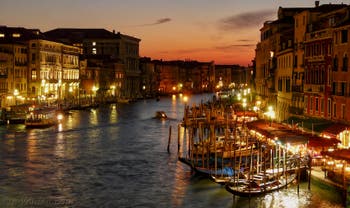 La vue de nuit sur le Grand Canal de Venise depuis le pont du Rialto