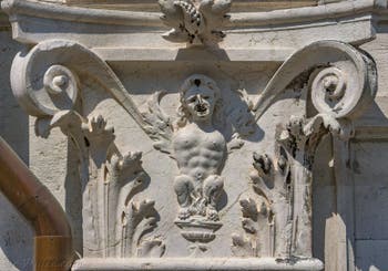 Sculpture sur le Palazzo dei Camerlenghi à Venise, que l'on  me brûle l'entrejambe