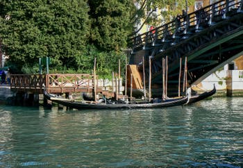 Gondoles au pied du pont de l'Accademia sur le Grand Canal de Venise