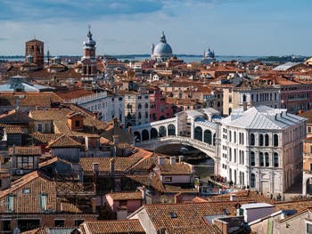Die Rialtobrücke über den Canal Grande vom Kampanile dei Santi Apostoli in Venedig aus gesehen
