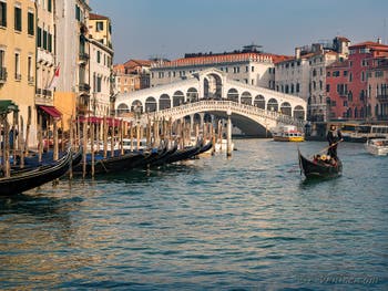 Le pont du Rialto vu de nuit sur le Grand Canal de Venise