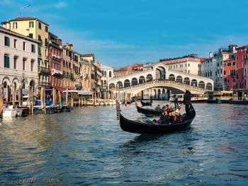 Gondel auf dem Canal Grande von Venedig vor der Rialtobrücke