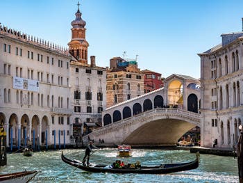 Die Rialto-Brücke, eine hängende Straße über dem Canal Grande von Venedig