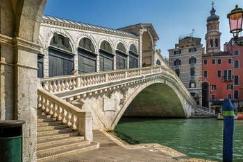 Le pont du Rialto et le Palais dei Camerlenghi à Venise.