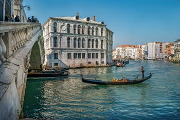 Die Rialtobrücke über den Canal Grande vom Kampanile dei Santi Apostoli in Venedig aus gesehen