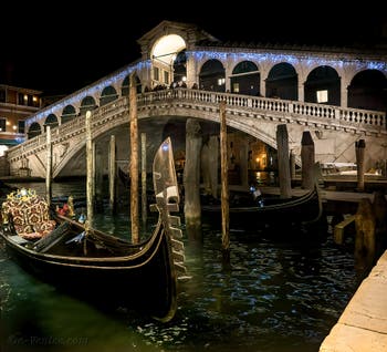 Die Rialto-Brücke über den Canal Grande in Venedig