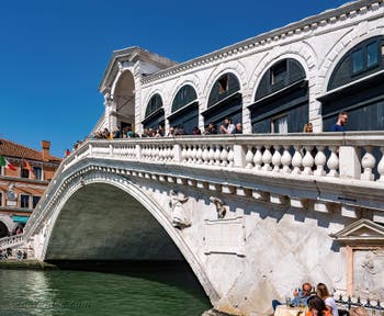 Die Rialtobrücke und der Palazzo dei Camerlenghi am Canal Grande in Venedig