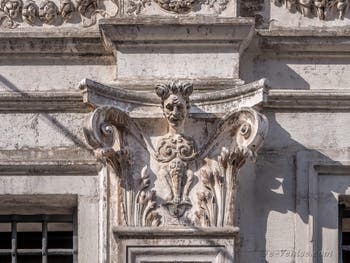 Sculpture sur le Palazzo dei Camerlenghi à Venise, Lorsque les ongles me pousseront entre les cuisses.