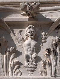 Skulptur auf dem Palazzo dei Camerlenghi in Venedig, man möge mir den Schritt verbrennen