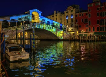 Die Rialto-Brücke über den Canal Grande in Venedig