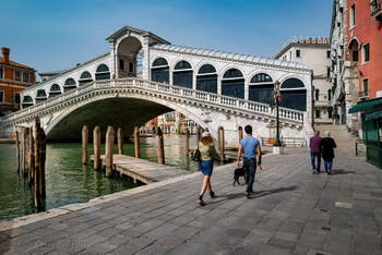 Gondel auf dem Canal Grande in Venedig, vor der Rialtobrücke