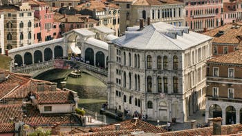 Le pont du Rialto et le Palazzo dei Camerlenghi sur le Grand Canal de Venise