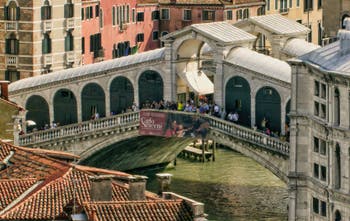 Die Rialto-Brücke, eine Hängestrasse über dem Canal Grande von Venedig
