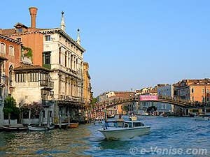 A gauche le palazzo Guistinian Lolin et au fond le Pont de l'Accademia