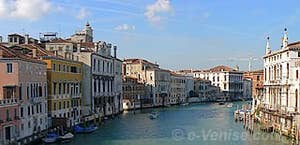 La vue sur le Grand Canal du haut du pont de l'Accademia