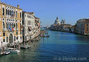 Vue depuis le pont de l'Accademia sur le Grand Canal, ses palais et l'église de la Salute à Venise