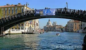 Le Pont de l'Accademia à Venise sur le Grand Canal