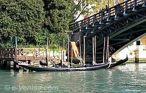 Gondoles au pied du Pont de l'Accademia à Venise sur le Grand Canal