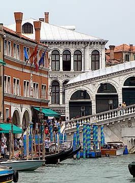 Le Pont du Rialto et le palais des Camerlenghi à Venise