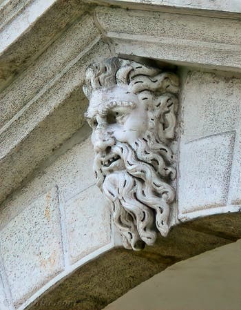 Basrelief mit einem bärtigen Mann, der über die Rialtobrücke in Venedig wacht
