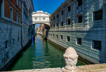 Le pont des Soupirs à Venise avec, à droite, les prisons